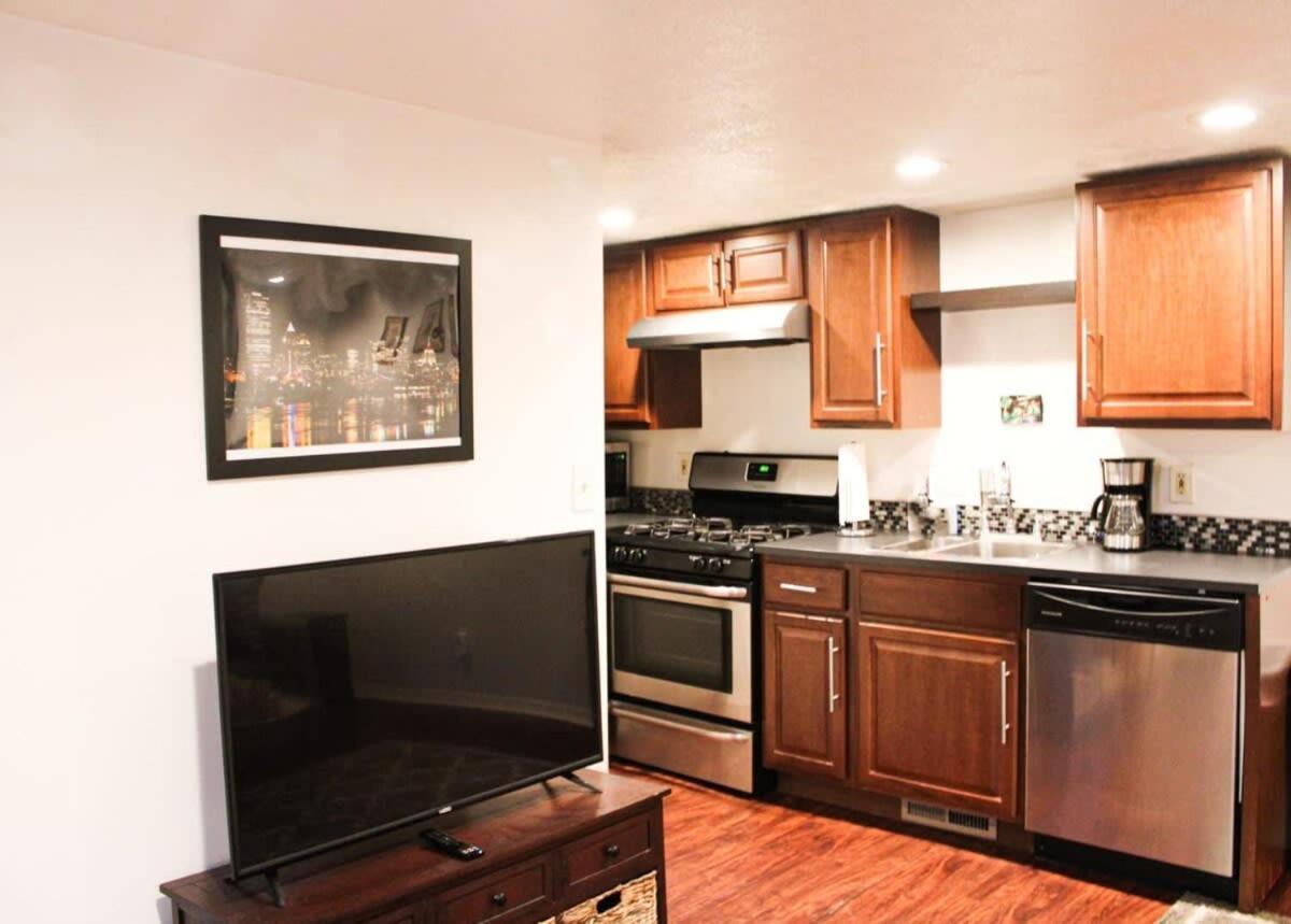 1 Bed Apt - Amazing Location 1 Block To Carson St Pittsburgh Esterno foto